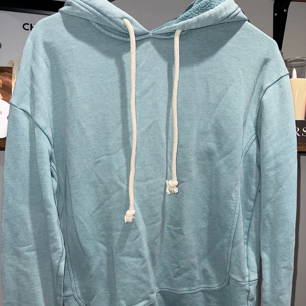 Universal threads pullover